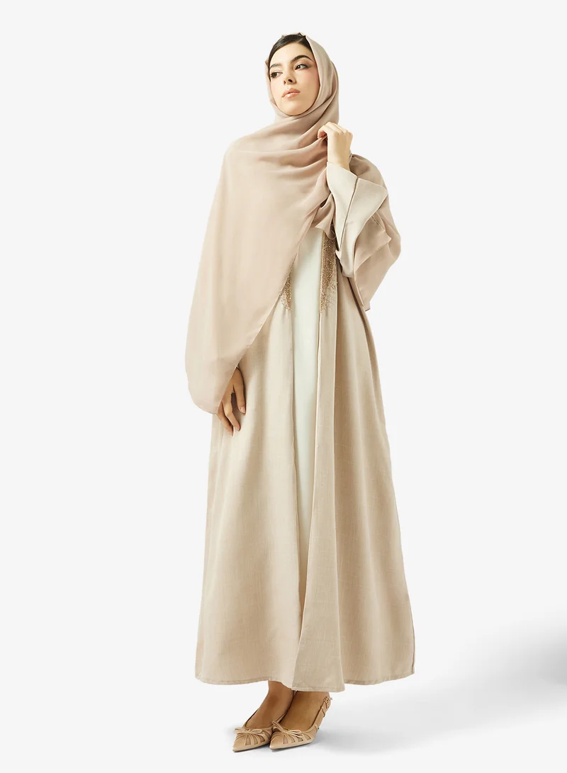 هيا كلوزيت عباية مفتوحة من الأمام بتطريز زهور وتزيينات برقبة عالية